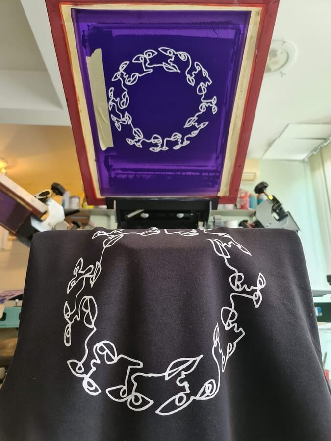 Single-colour t-shirt print with a screen in the background