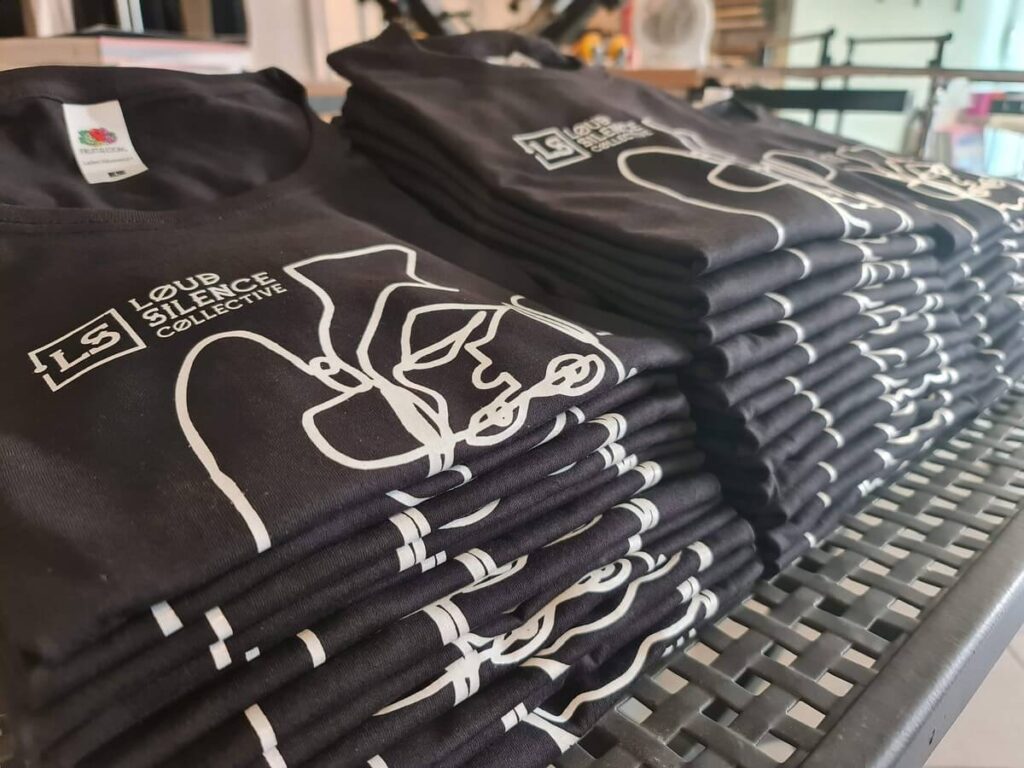 Black Fruit of the Loom Valueweight 100% cotton t-shirts with a single-colour double-coated print